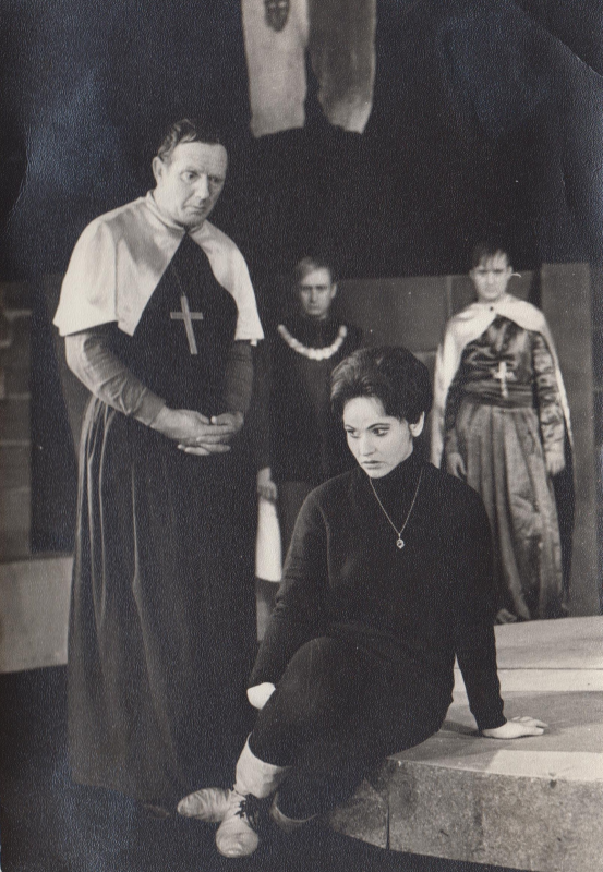 File:Kuusma, Linda (lavastusest Lõoke, roll Jeanne d’Arc, koos Eldor Valteri, (vasakult taga) Feliks Kargi ja Rein Olmaruga).jpg
